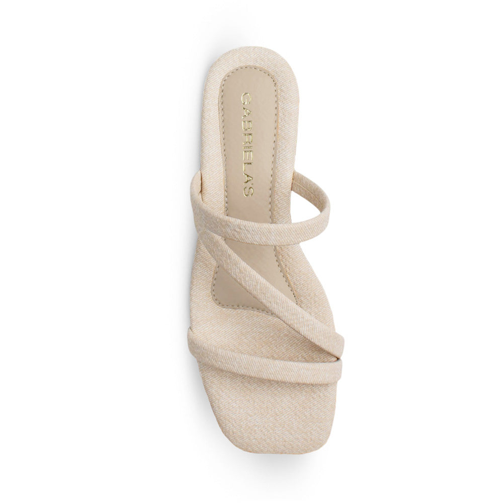 Vista superior de zapatilla beige de diseño descubierto para mujer con tiras cruzadas sobre el empeine