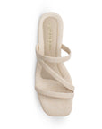 Vista superior de zapatilla beige de diseño descubierto para mujer con tiras cruzadas sobre el empeine