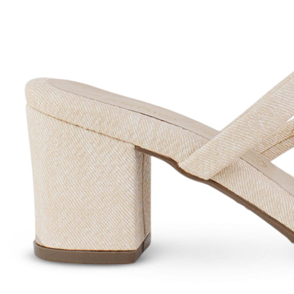 Vista trasera de tacón bloque medio de 7cm en zapatilla beige para mujer con tiras cruzadas