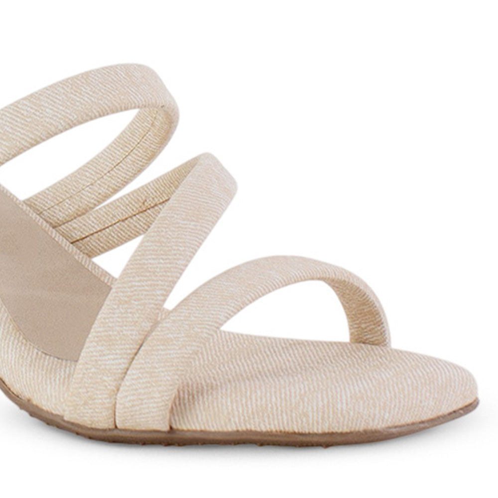 Vista a detalle de tiras delgadas cruzadas sobre el empeine en zapatilla beige de diseño descubierto para mujer con tacón medio de 7cm