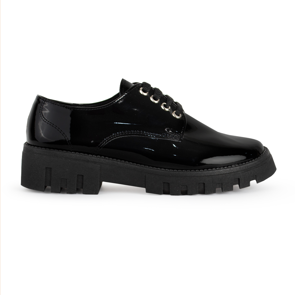 Vista lateral de mocasín negro para mujer con punta redonda, agujeta y tacón ancho bajo de 4cm