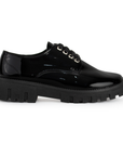 Vista lateral de mocasín negro para mujer con punta redonda, agujeta y tacón ancho bajo de 4cm