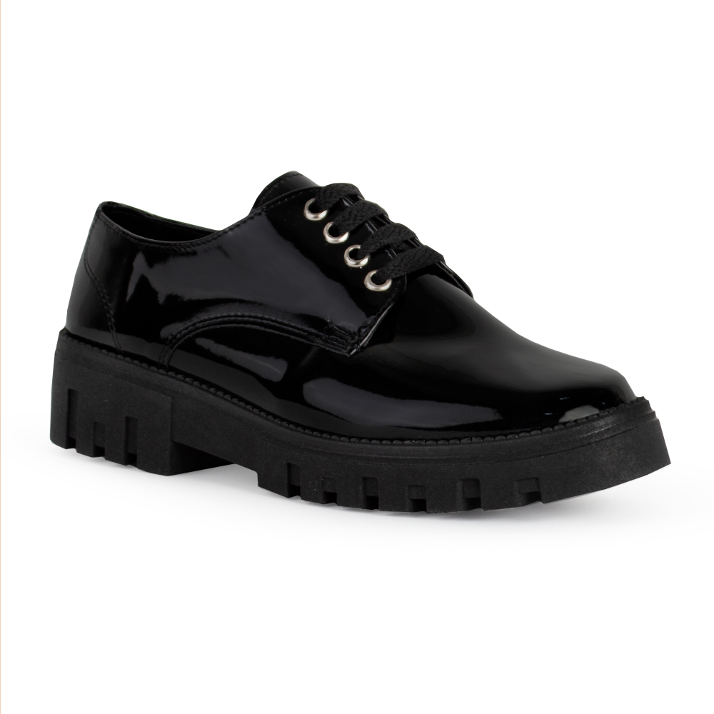 Vista diagonal de mocasín negro para mujer con agujetas, punta redonda y tacón ancho bajo de 4cm
