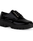Vista diagonal de mocasín negro para mujer con agujetas, punta redonda y tacón ancho bajo de 4cm