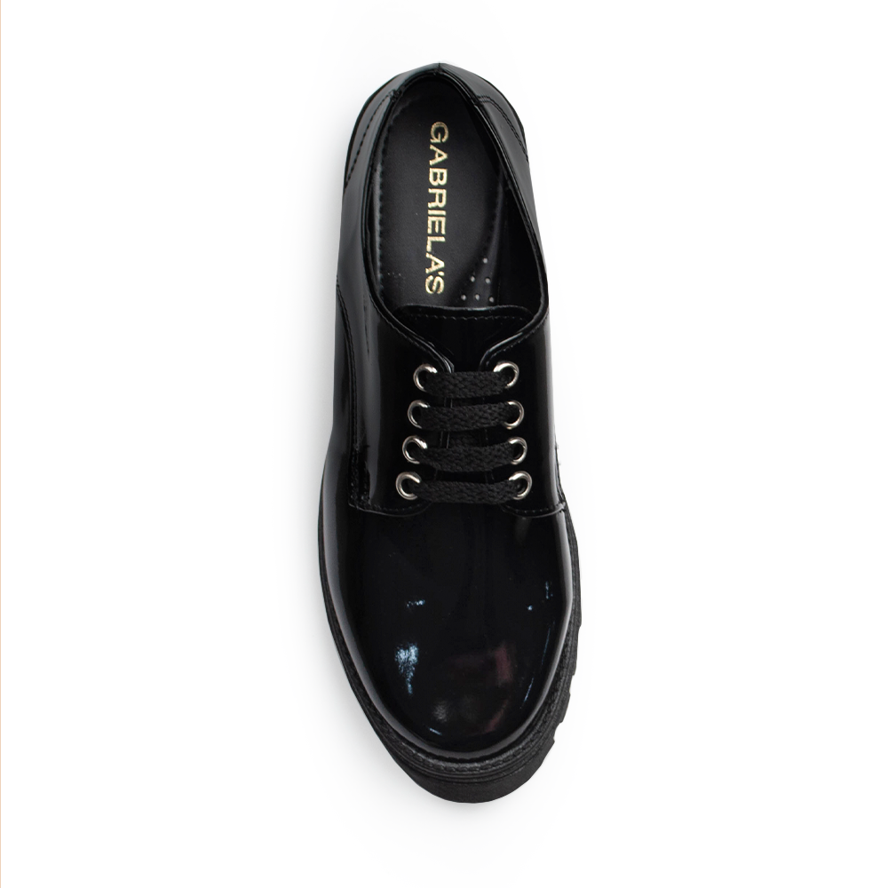 Vista superior de mocasín negro para mujer con punta redonda y ajuste de agujetas