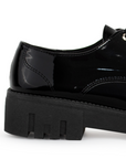 Vista trasera de tacón bajo ancho de 4cm en mocasín negro para mujer con agujetas y suela truck