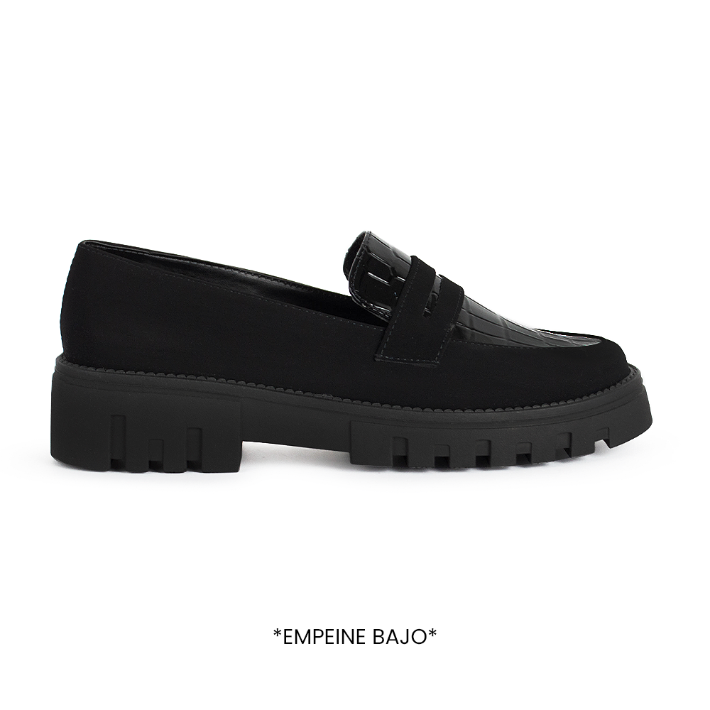 Vista lateral de mocasín negro para mujer con tira frontal tipo antifaz y tacón ancho bajo de 4cm