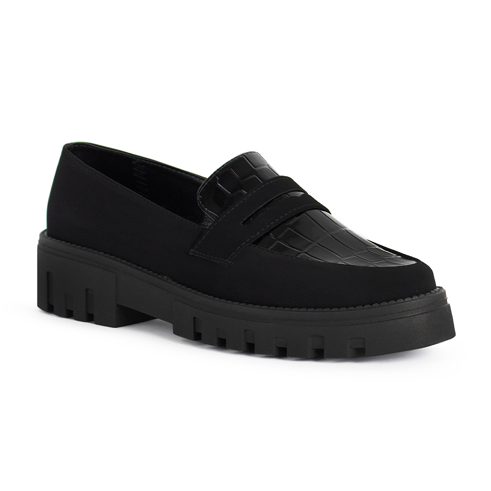 Vista diagonal de mocasín negro para mujer con tira frontal tipo antifaz, suela truck, costura y tacón bajo ancho de 4cm