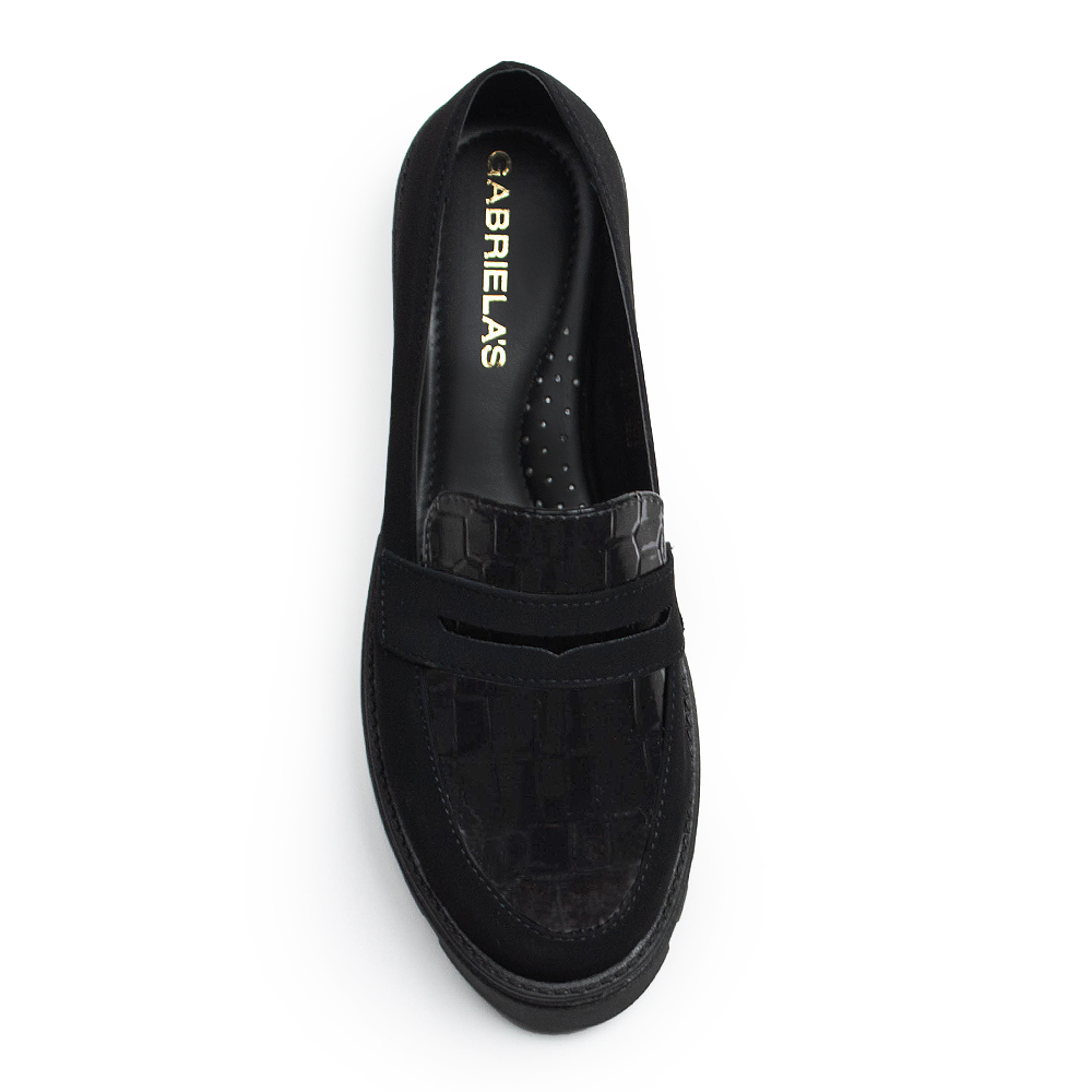 Vista superior de mocasín negro de meter para mujer con costura, tira frontal tipo antifaz y tacón ancho bajo de 4cm