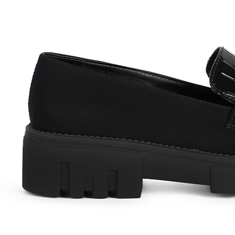 Vista trasera de tacón ancho bajo de 4cm en mocasín negro de meter para mujer con tira frontal tipo antifaz 
