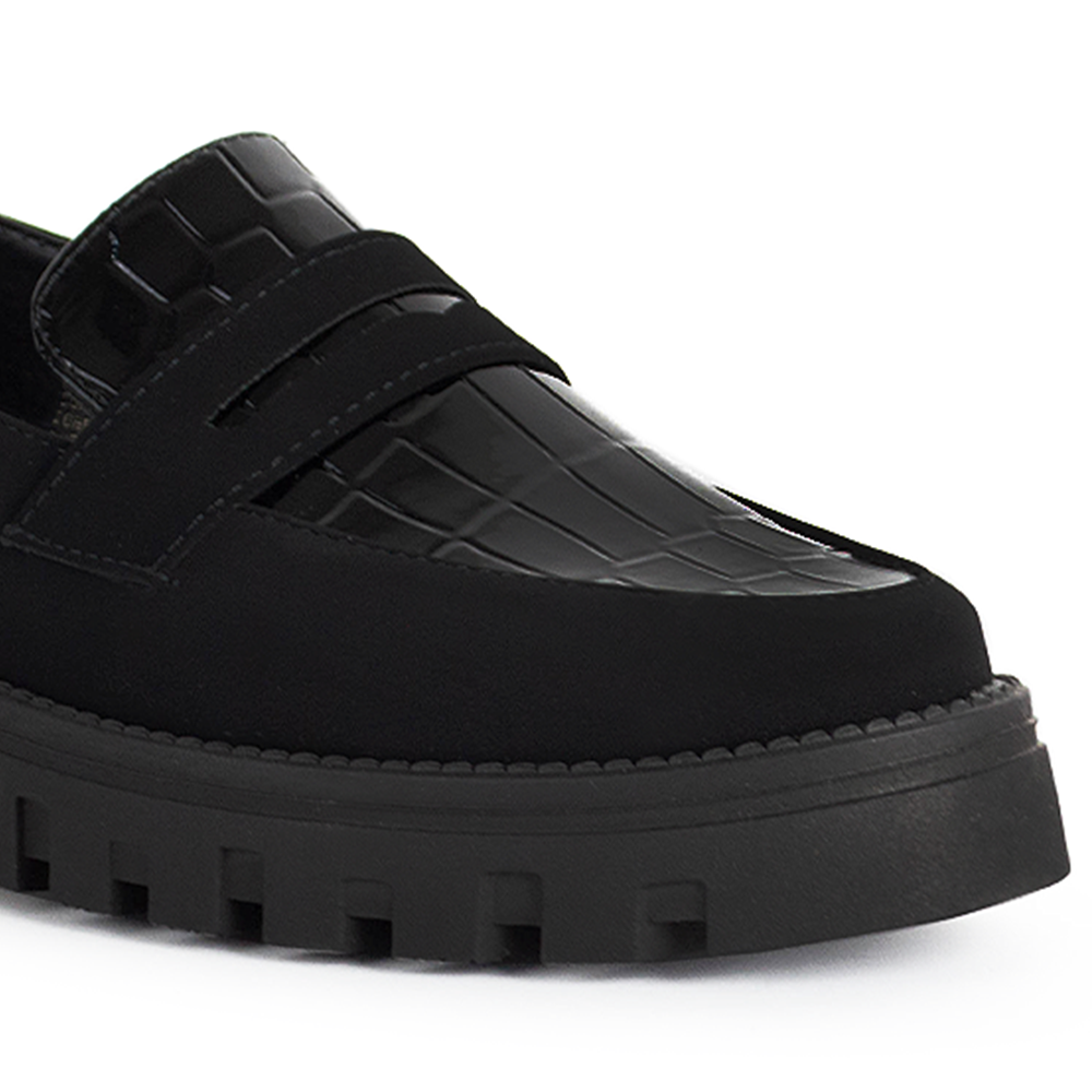Vista de punta redonda y tira frontal tipo antifaz en mocasín negro para mujer con tacón ancho bajo de 4cm
