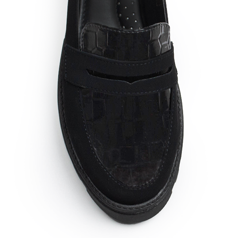Vista de material buck/charol con textura en mocasín negro de meter para mujer con tacón ancho bajo de 4cm