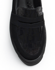 Vista de material buck/charol con textura en mocasín negro de meter para mujer con tacón ancho bajo de 4cm