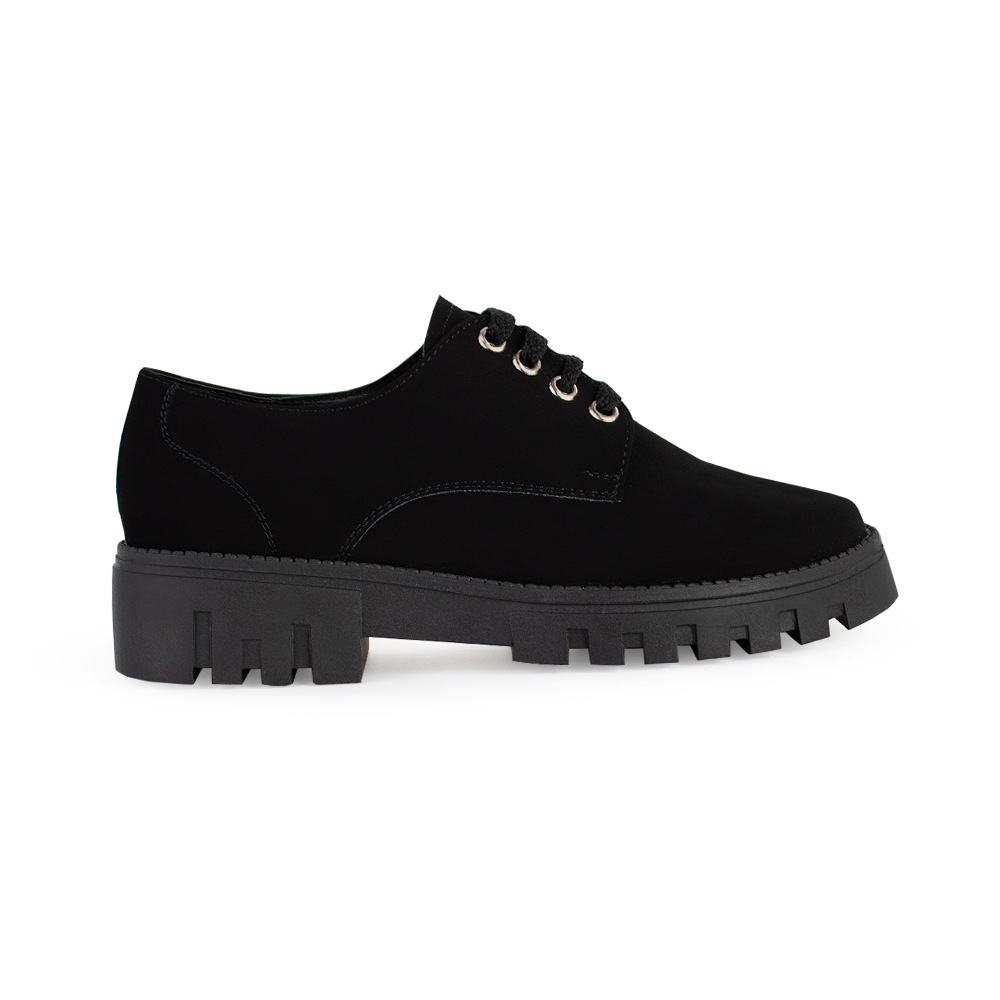 Vista lateral de mocasín negro para mujer con punta redonda, agujeta y tacón ancho bajo de 4cm