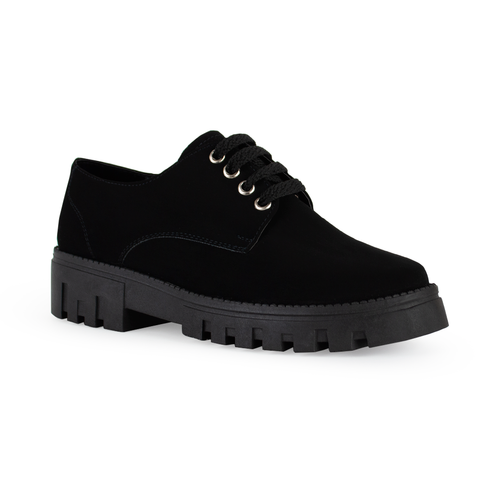 Vista diagonal de mocasín negro para mujer con agujetas, punta redonda y tacón ancho bajo de 4cm