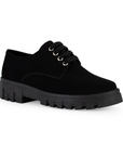 Vista diagonal de mocasín negro para mujer con agujetas, punta redonda y tacón ancho bajo de 4cm