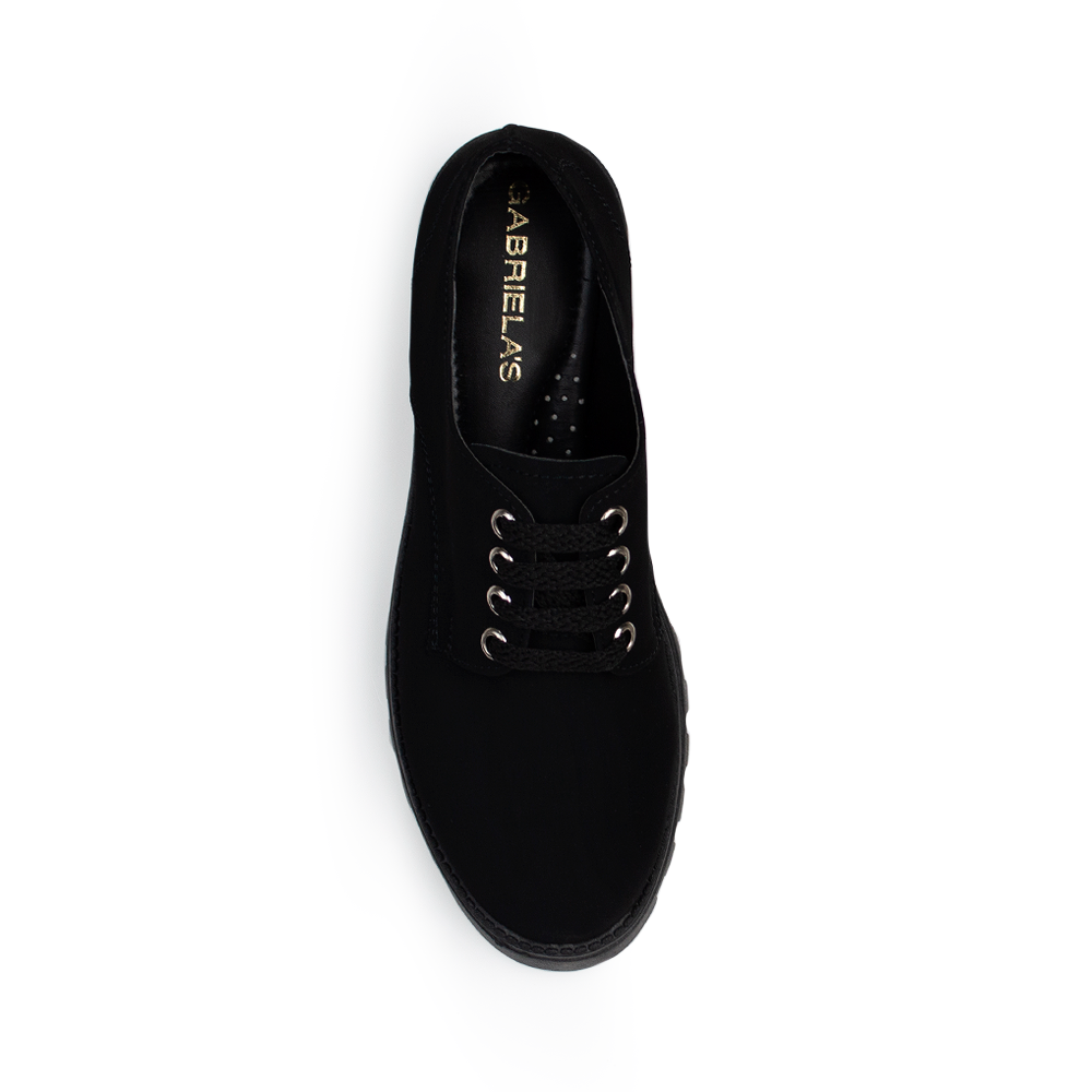 Vista superior de mocasín negro para mujer con punta redonda y ajuste de agujetas