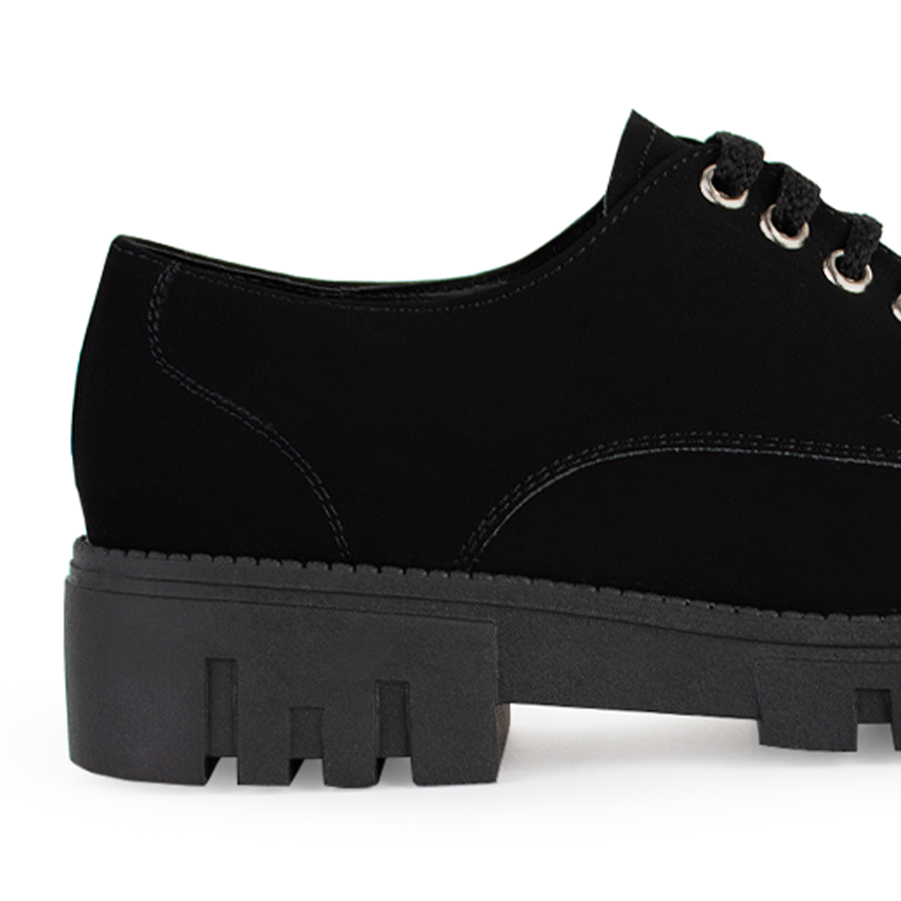 Vista trasera de tacón bajo ancho de 4cm en mocasín negro para mujer con agujetas y suela truck