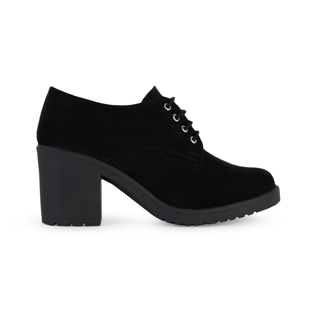 Vista lateral del mocasín negro con cordones frontales para mejor ajuste, ligera plataforma y tacón grueso tamaño medio 7cm para dama  