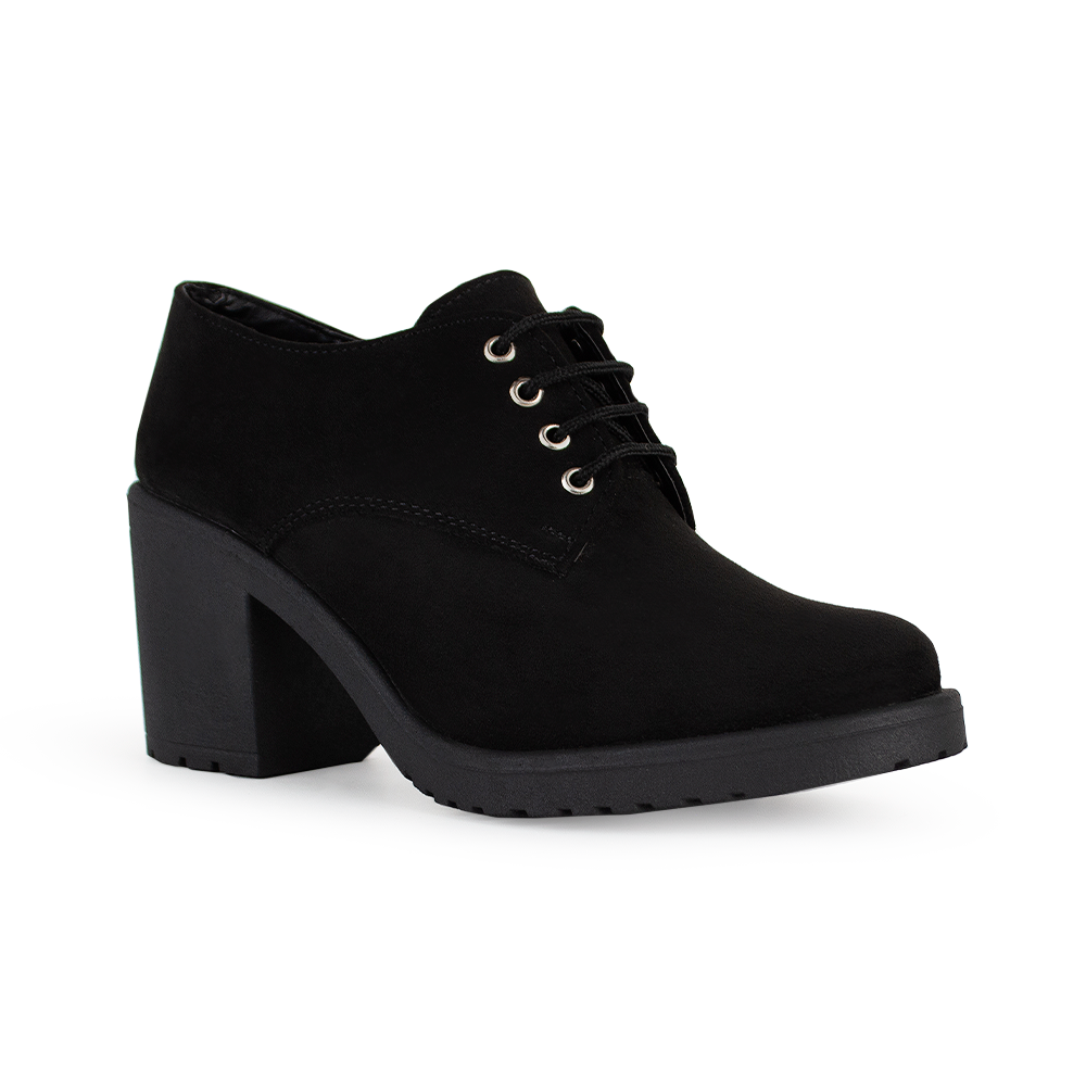 Vista diagonal del mocasín negro de plataforma con tacón medio 7cm y cordones en el empeine para dama 