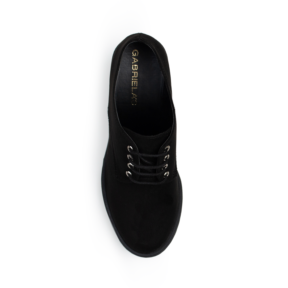 Vista superior del mocasín negro para dama con cordones frontales punta redonda y tacón grueso tamaño medio 7cm 