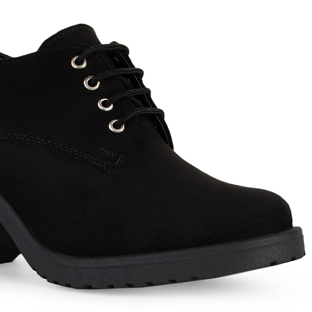 Detalle del material durazno en el mocasín negro con ligera plataforma, cordones para mayor ajuste y tacón grueso tamaño medio 7cm para dama 