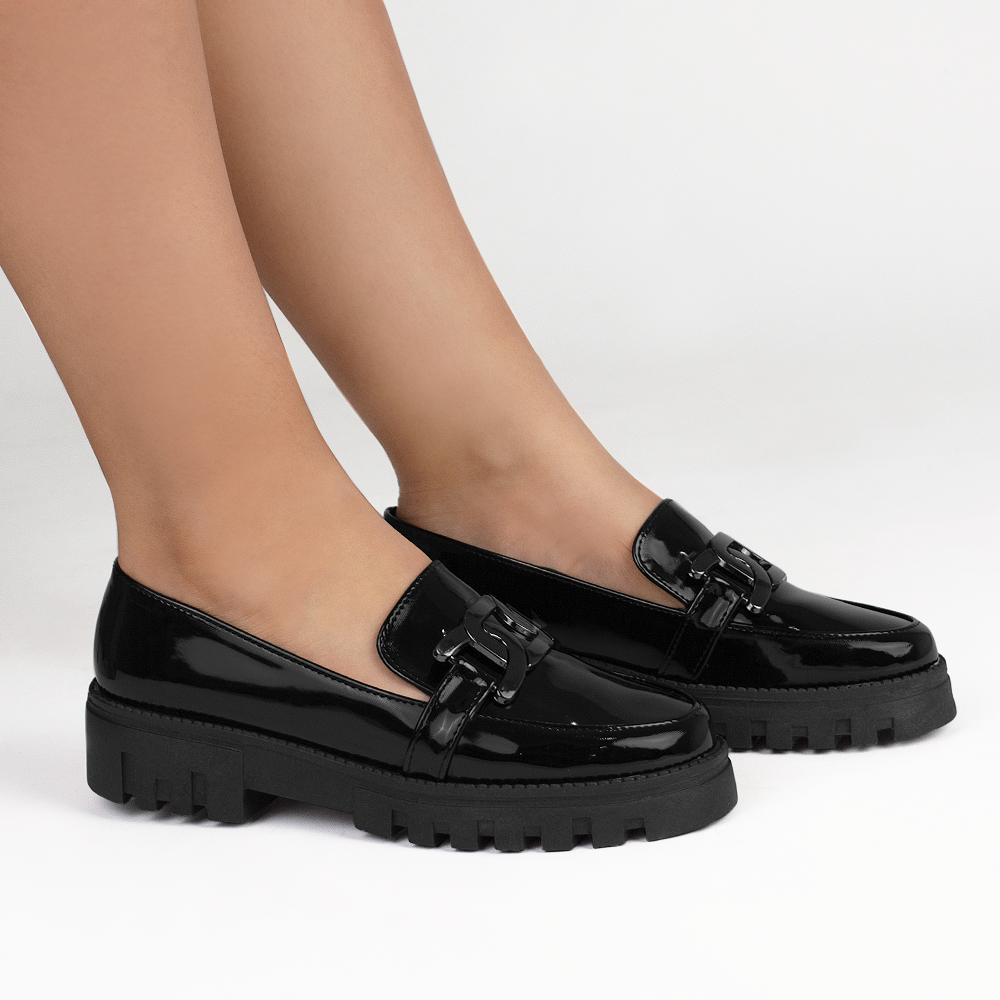 Mocasines negros tipo chunky con herraje metálico al frente, punta redonda y tacón bajo 4cm 