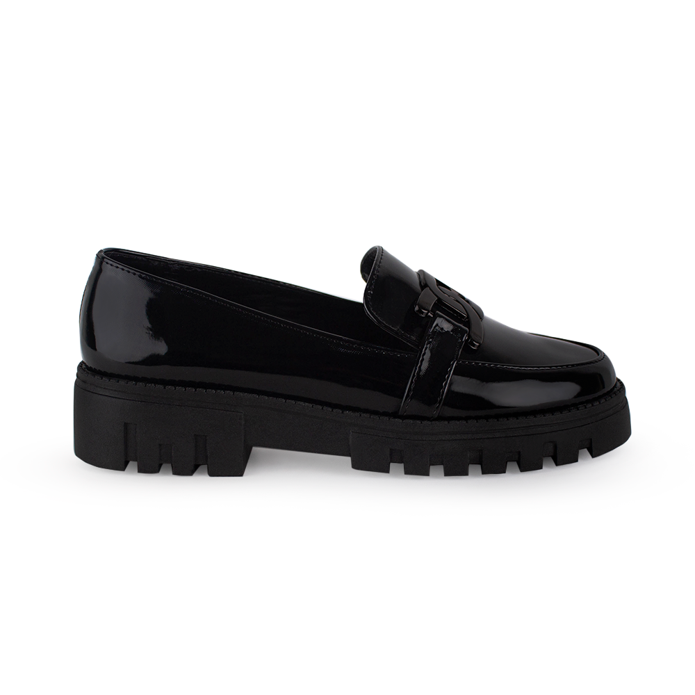 Vista lateral en el mocasín negro con punta redonda, suela tipo chunky y herraje decorativo para dama 