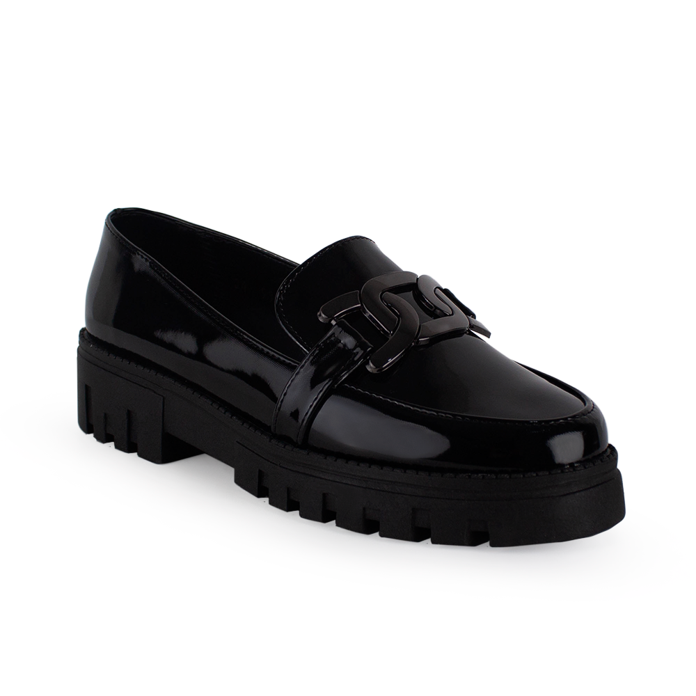 Vista diagonal del mocasín negro con suela tipo chunky para dama y herraje decorativo al frente para dama 