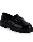 Vista diagonal del mocasín negro con suela tipo chunky para dama y herraje decorativo al frente para dama 