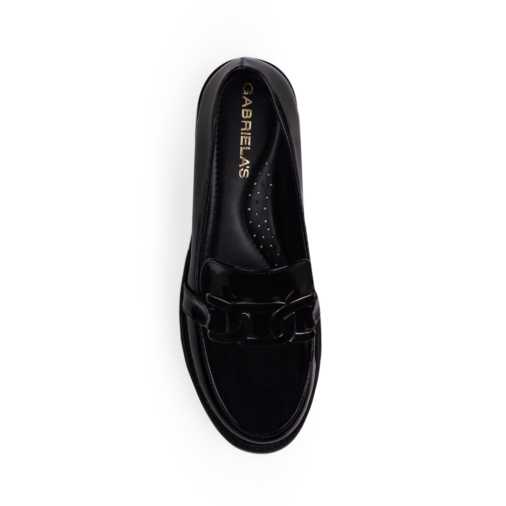 Vista superior del mocasín negro para dama con punta redonda, herraje metálico decorativo y tacón bajo 4cm 