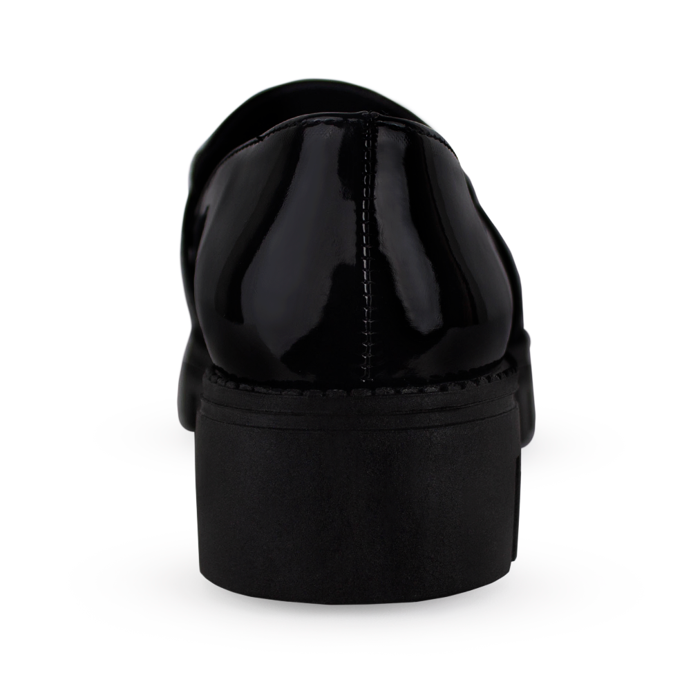 Vista trasera del tacón bajo tipo chunky en el mocasín negro para dama con herraje decorativo en el empeine 