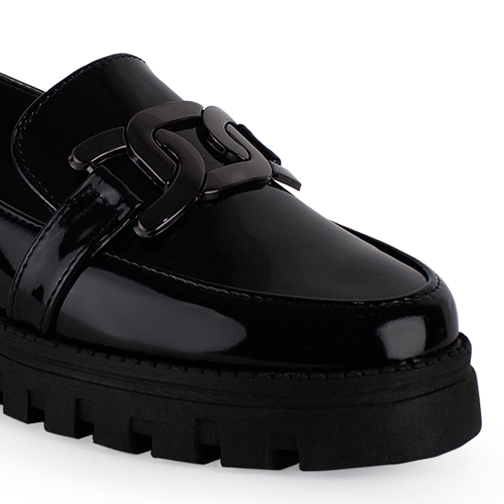 Vista del detalle de herraje metálico decorativo en mocasín negro tipo chunky con punta redonda para dama 