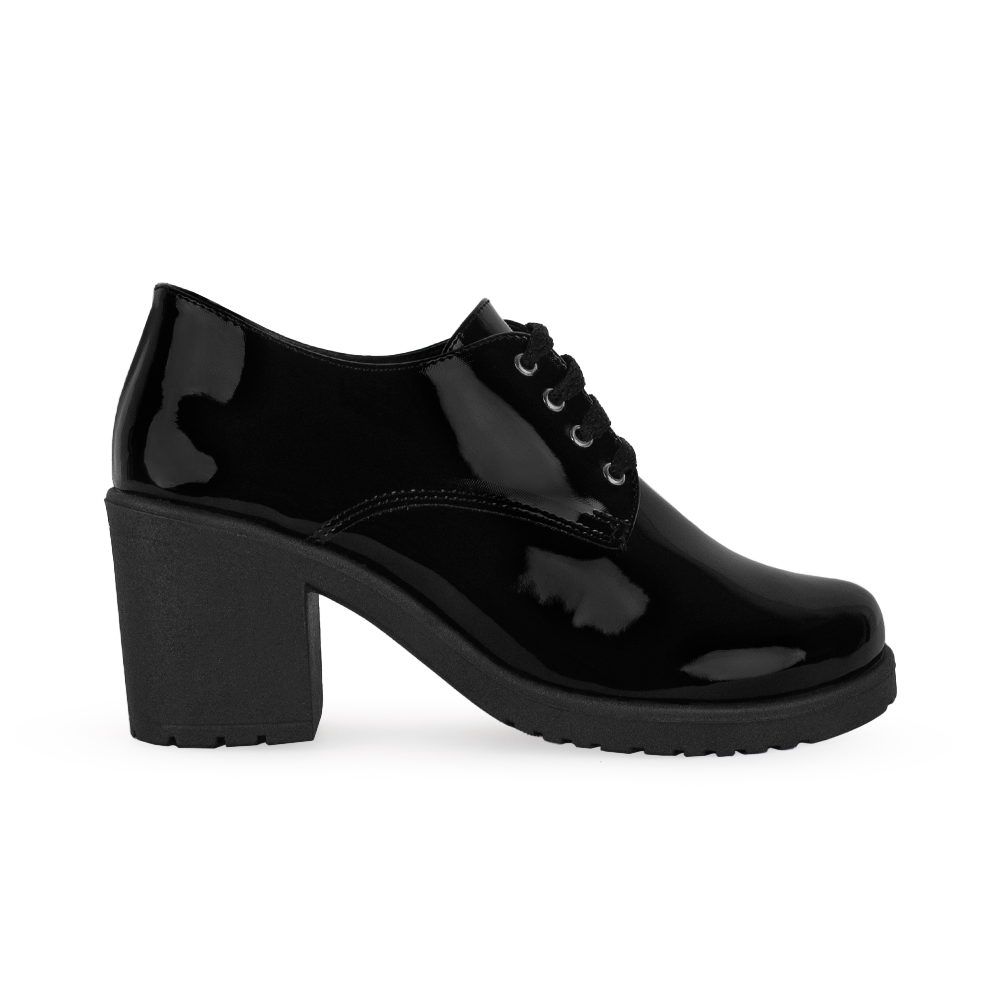 Vista lateral del mocasín negro con cordones frontales para mejor ajuste, ligera plataforma y tacón grueso tamaño medio 7cm para dama  