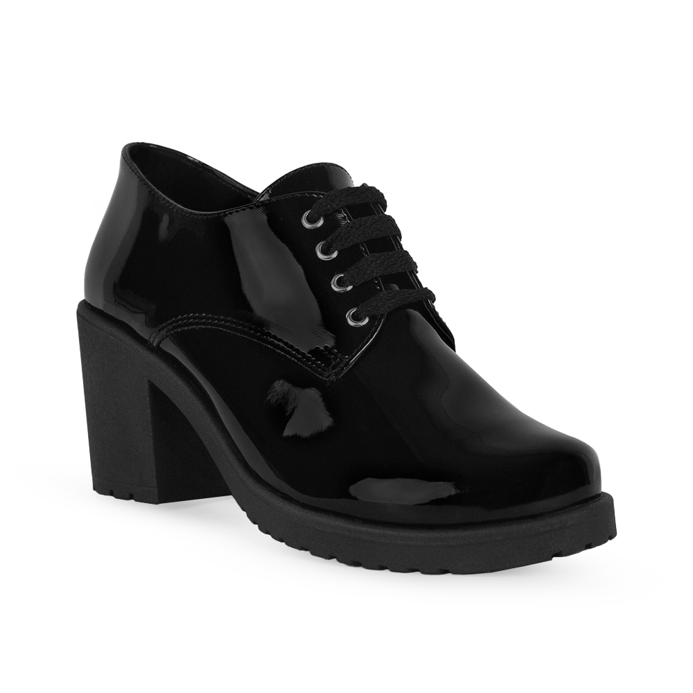 Vista diagonal del mocasín negro de plataforma con tacón medio 7cm y cordones en el empeine para dama 