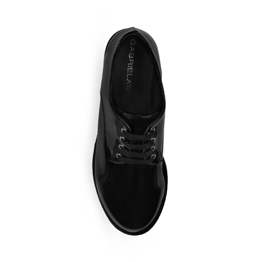 Vista superior del mocasín negro para dama con cordones frontales punta redonda y tacón grueso tamaño medio 7cm 