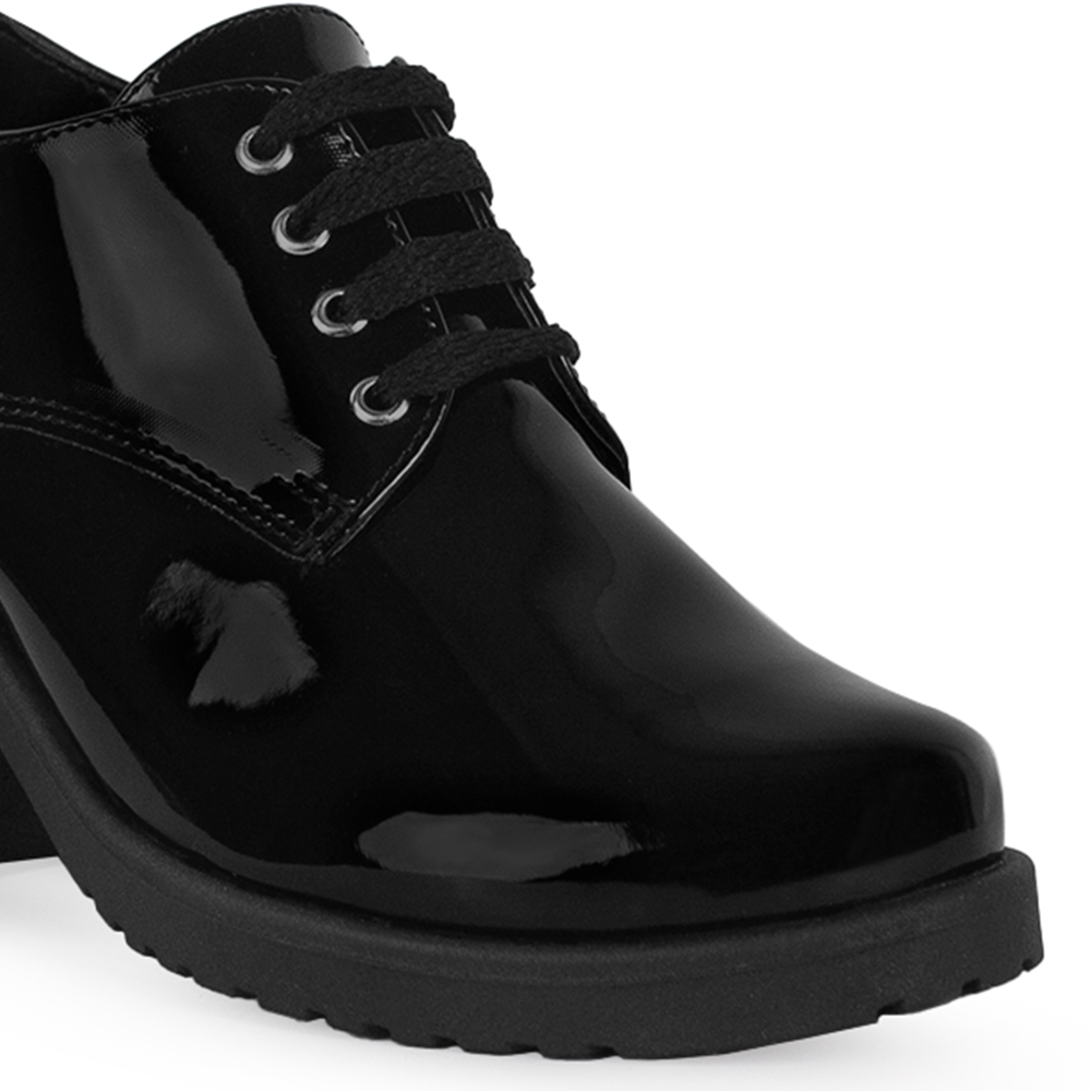 Detalle del material charol en el mocasín negro con ligera plataforma, cordones para mayor ajuste y tacón grueso tamaño medio 7cm para dama 