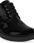 Detalle del material charol en el mocasín negro con ligera plataforma, cordones para mayor ajuste y tacón grueso tamaño medio 7cm para dama 