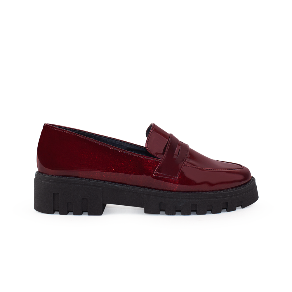 Vista lateral del mocasín vino para dama con suela tipo chunky y antifaz decorativo al frente 