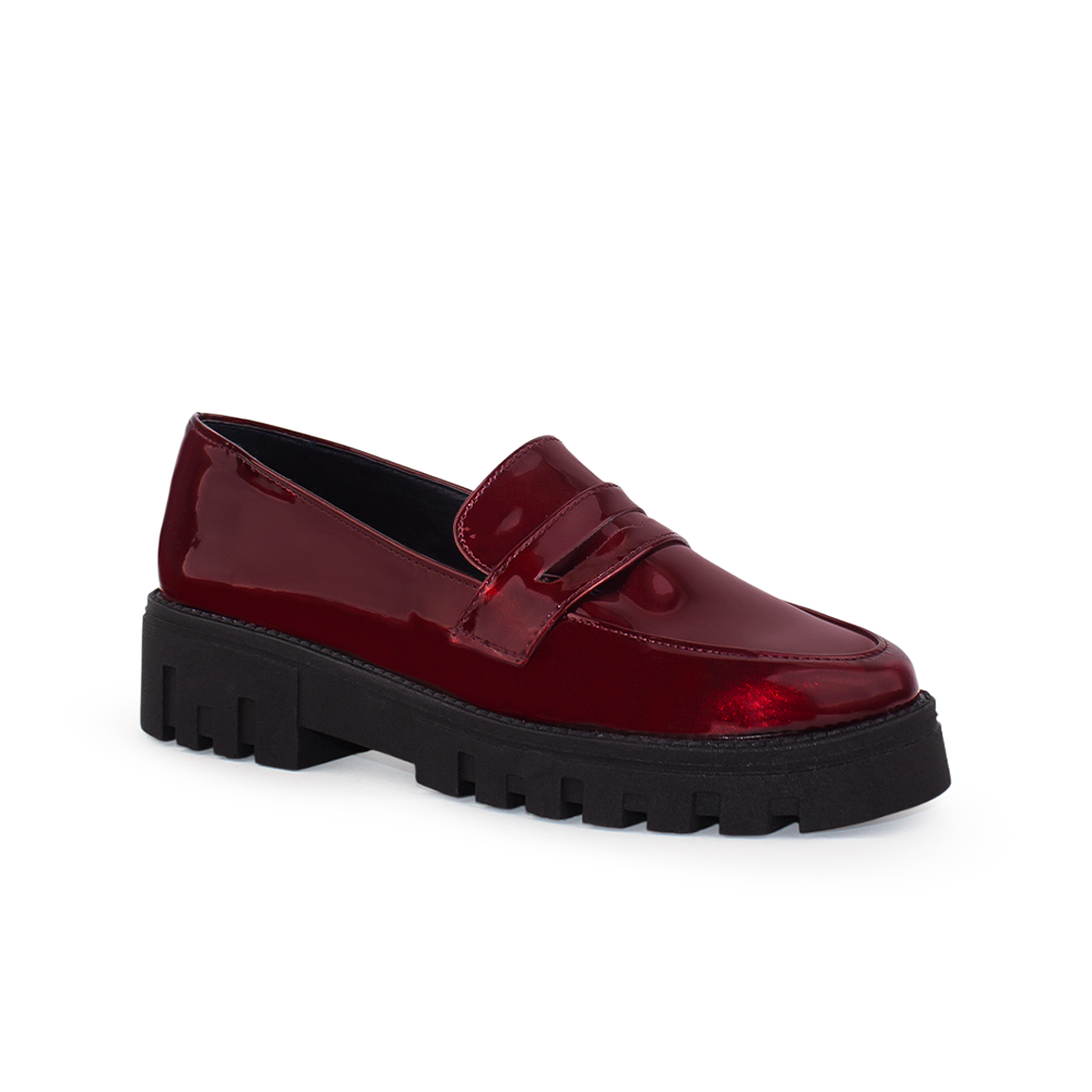 Vista diagonal del mocasín vino para dama con antifaz decorativo y suela chunky tipo track para dama 