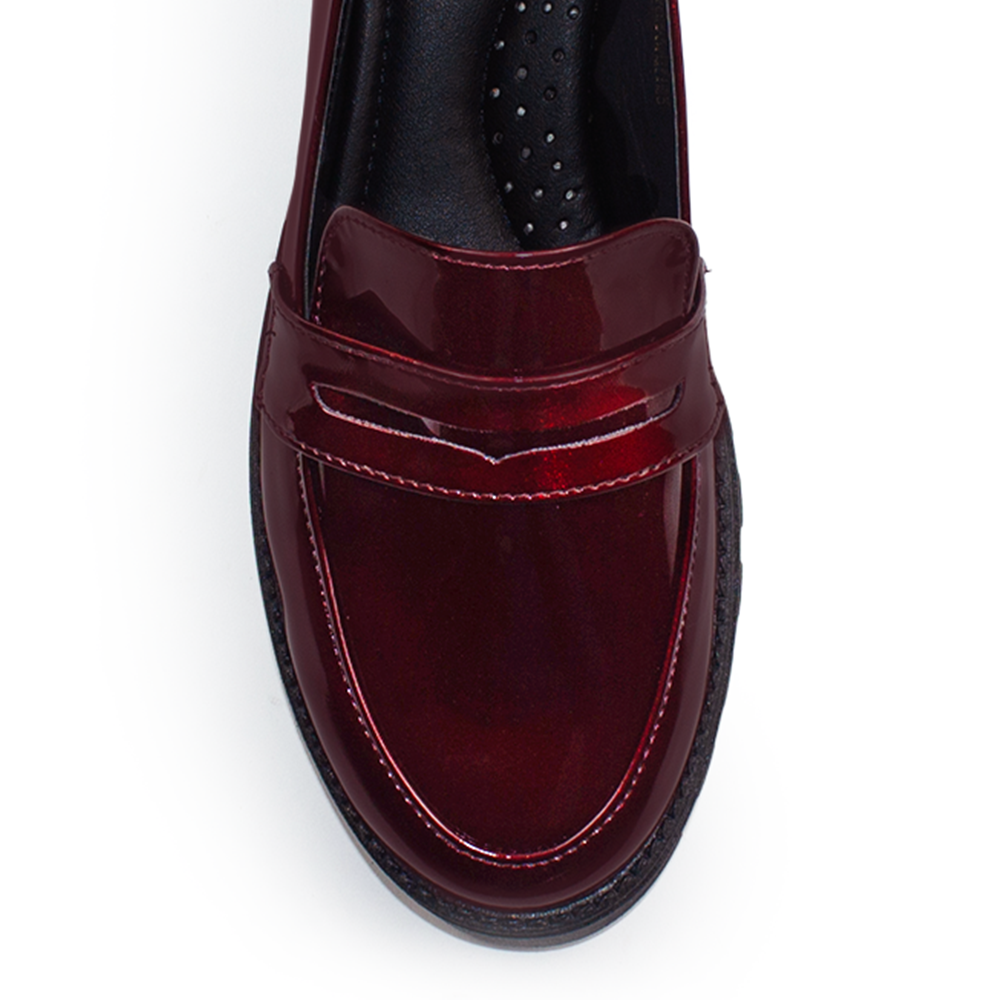 Vista del detalle en el antifaz decorativo del mocasín vino para dama con punta redonda y tacón bajo 4cm 
