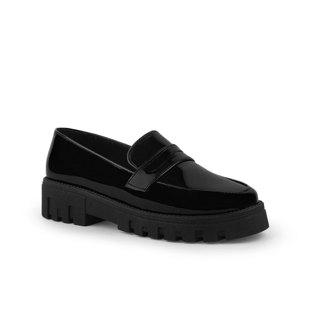 Vista diagonal del mocasín negro para dama con antifaz decorativo y suela chunky tipo track para dama 