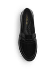 Vista superior del mocasín negro con punta redonda de charol y antifaz decorativo al empeine para dama 