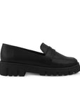 Vista lateral del mocasín negro para dama con suela tipo chunky y antifaz decorativo al frente 