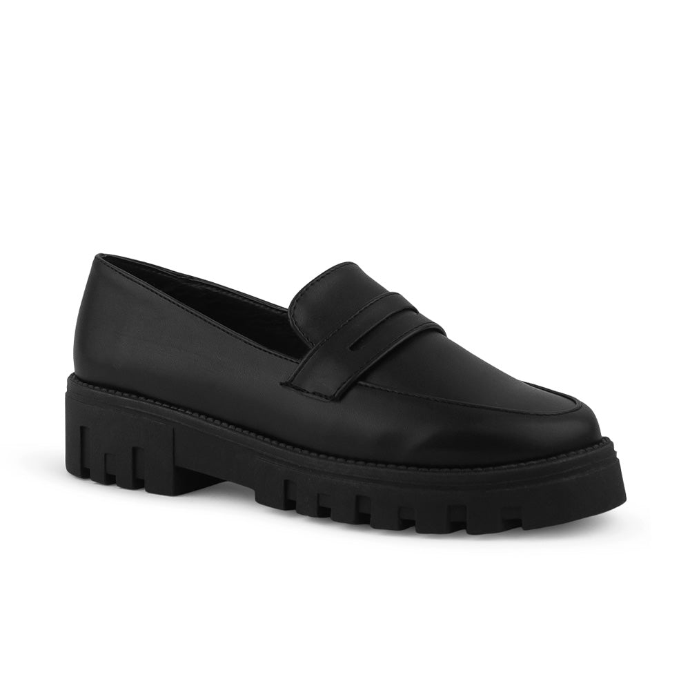 Vista diagonal del mocasín negro para dama con antifaz decorativo y suela chunky tipo track para dama 