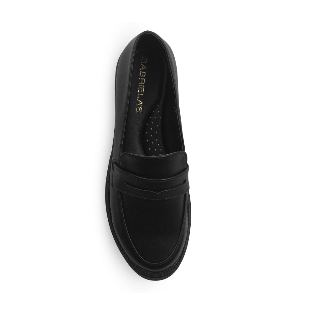 Vista superior del mocasín negro con punta redonda y antifaz decorativo al empeine para dama 