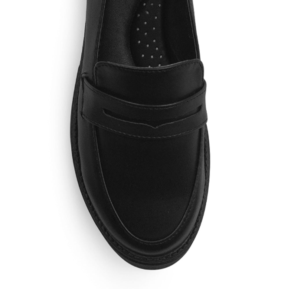 Vista del detalle en el antifaz decorativo del mocasín negro para dama con punta redonda y tacón bajo 4cm 