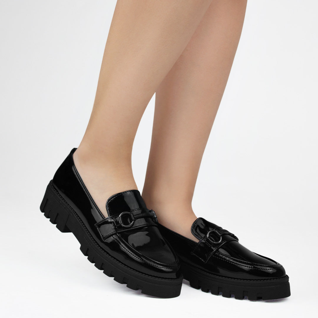 Mocasines negros tipo chunky  de charol con punta redonda herraje decorativo de tacón bajo 4cm para dama 