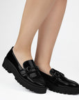 Mocasines negros tipo chunky  de charol con punta redonda herraje decorativo de tacón bajo 4cm para dama 