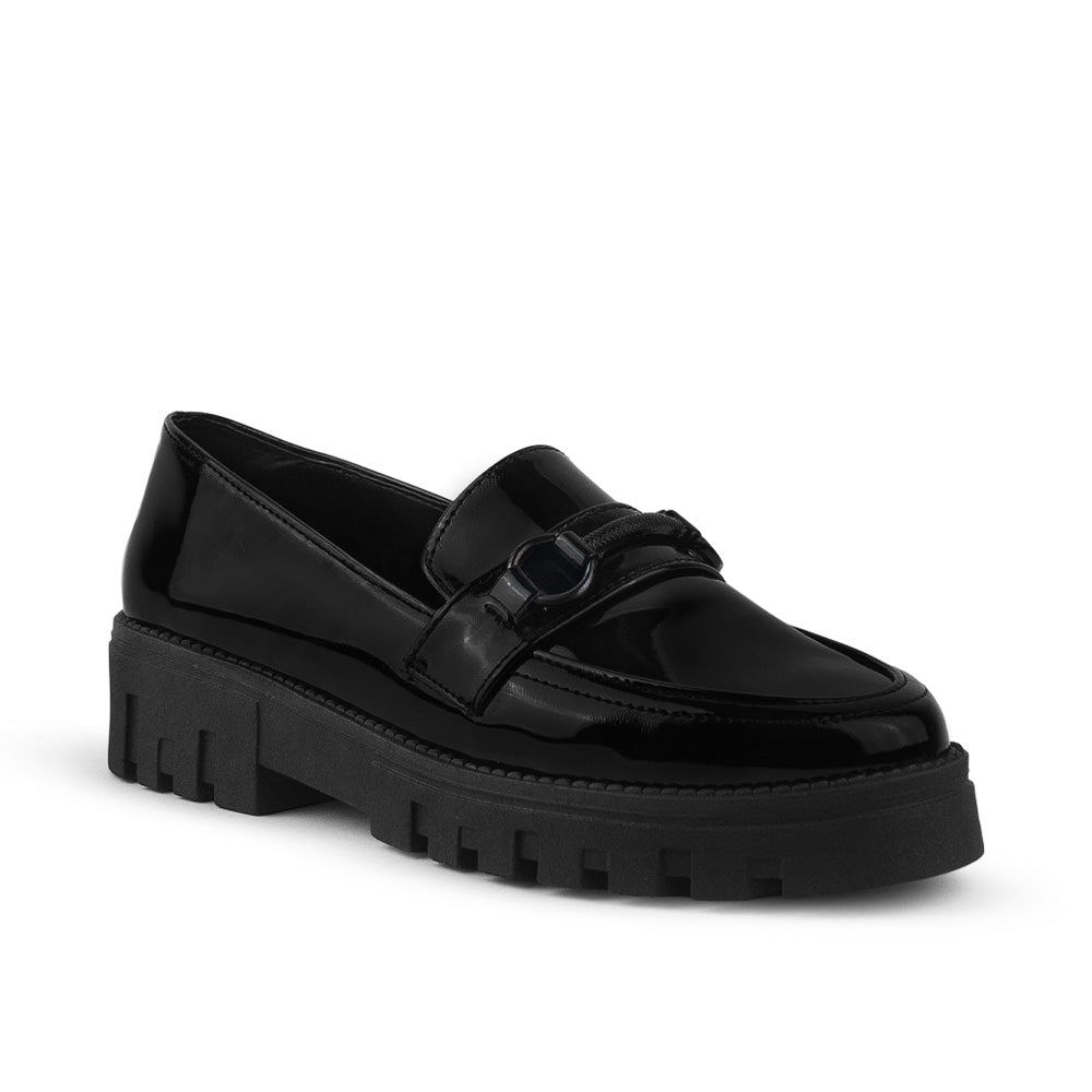 Vista diagonal del mocasín negro para dama con herraje decorativo y suela chunky tipo track para dama 